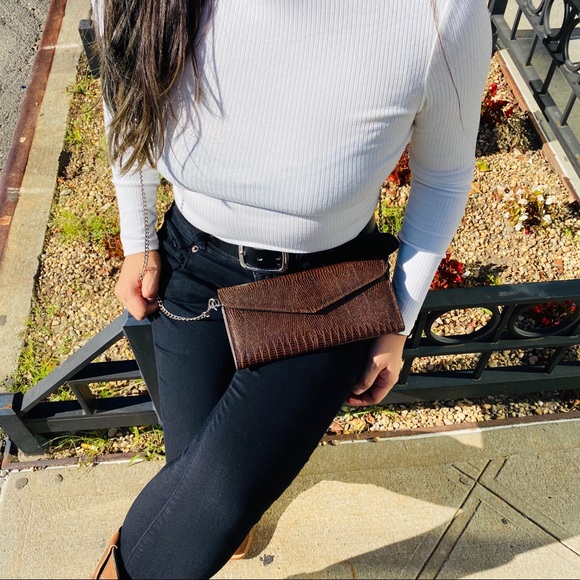 LEATHER CROSSBODY WALLET - Picture 3 of 9